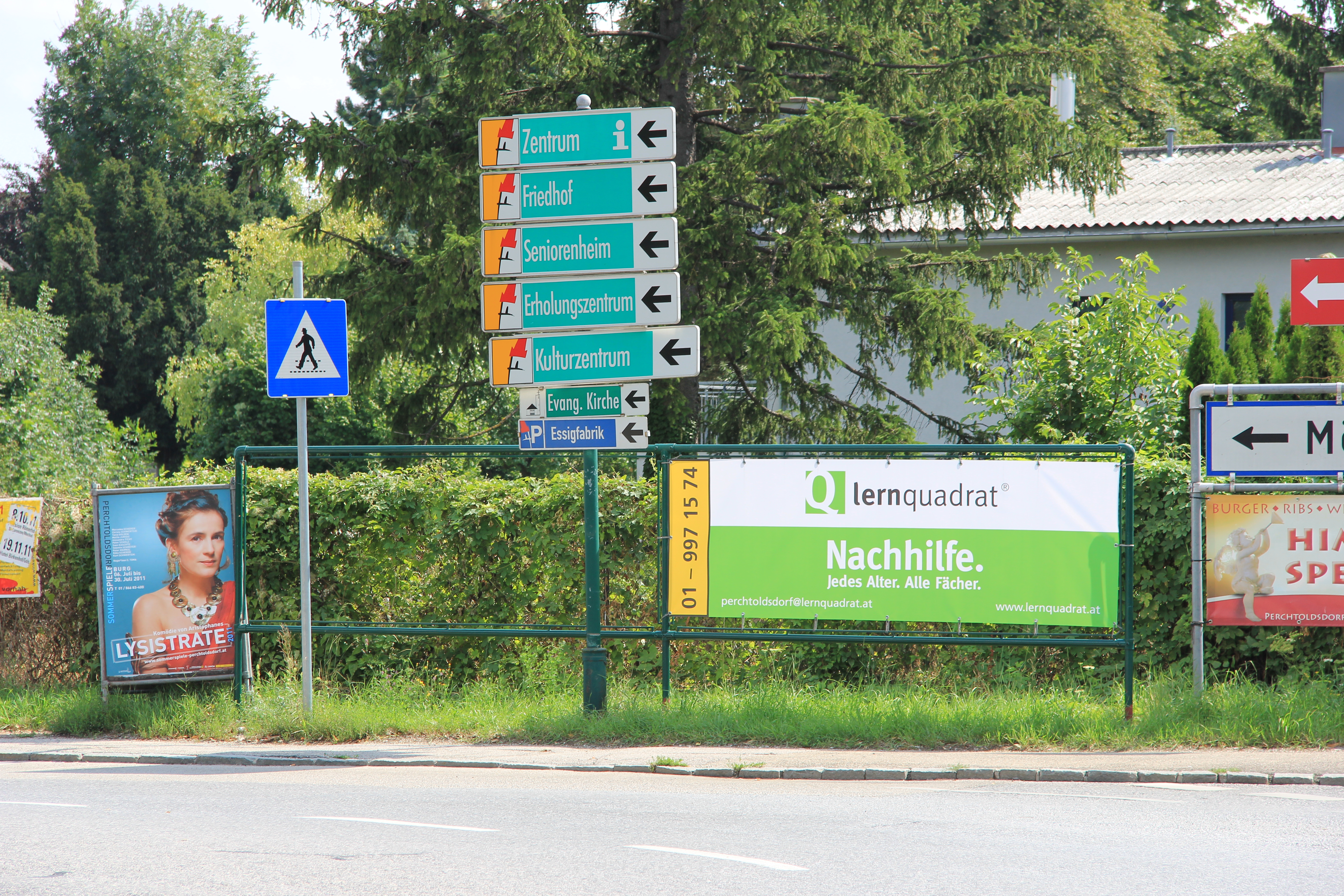 aufgespanntes Werbebanner an einer Straße
