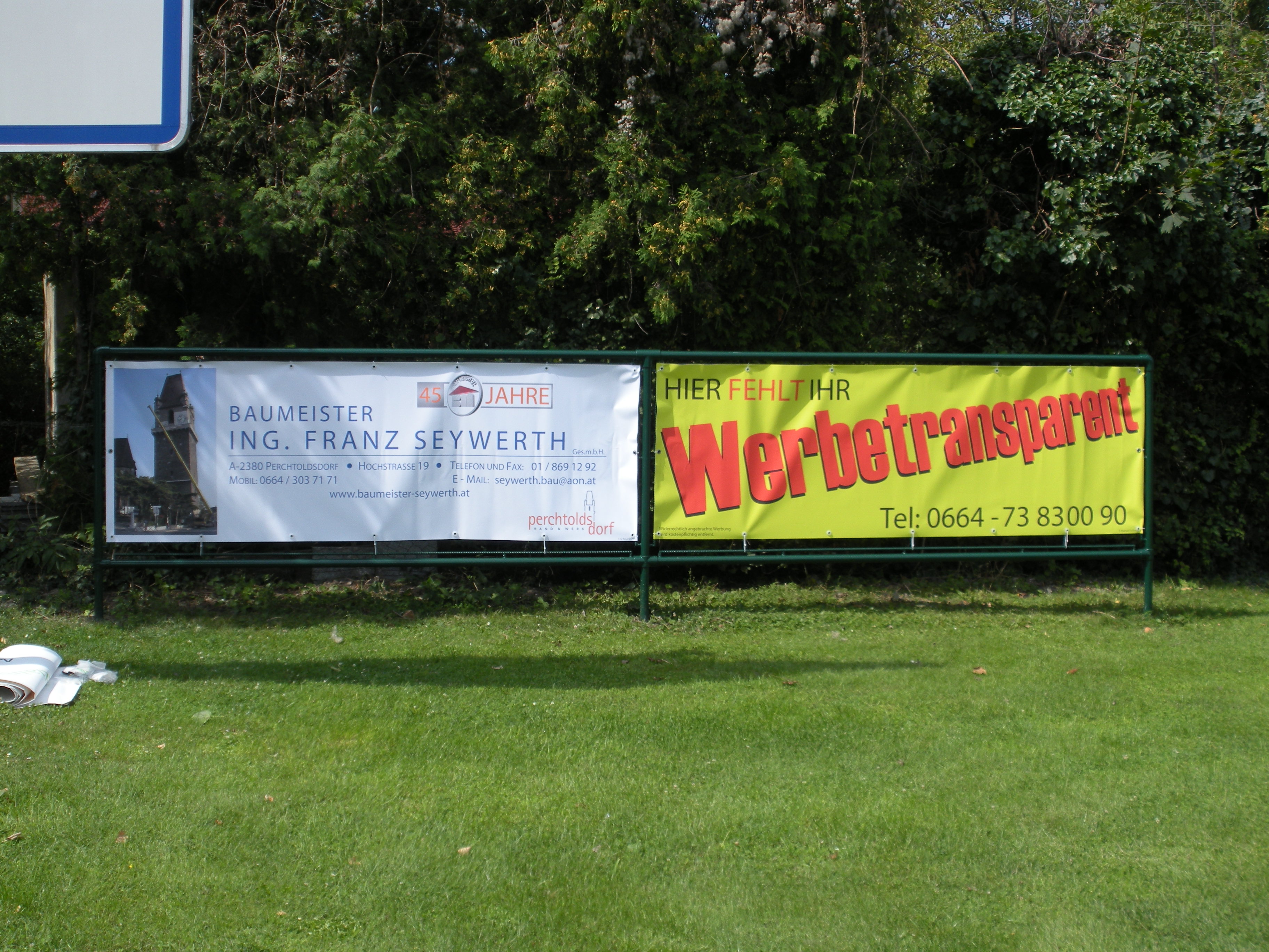 aufgespannte Werbebanner auf einer Wiese