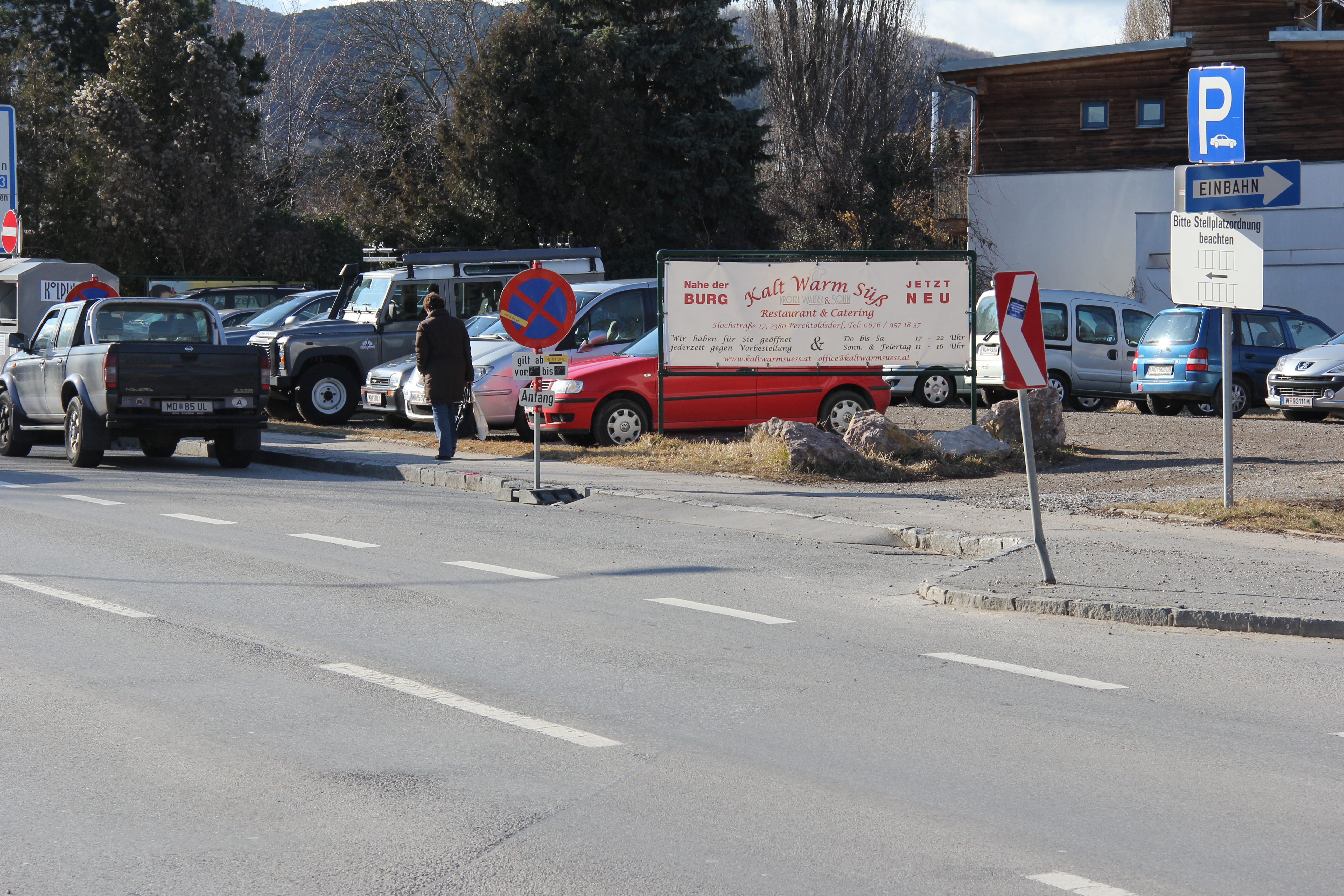 aufgespannter Werbebanner an einer Parkplatz-Einfahrt