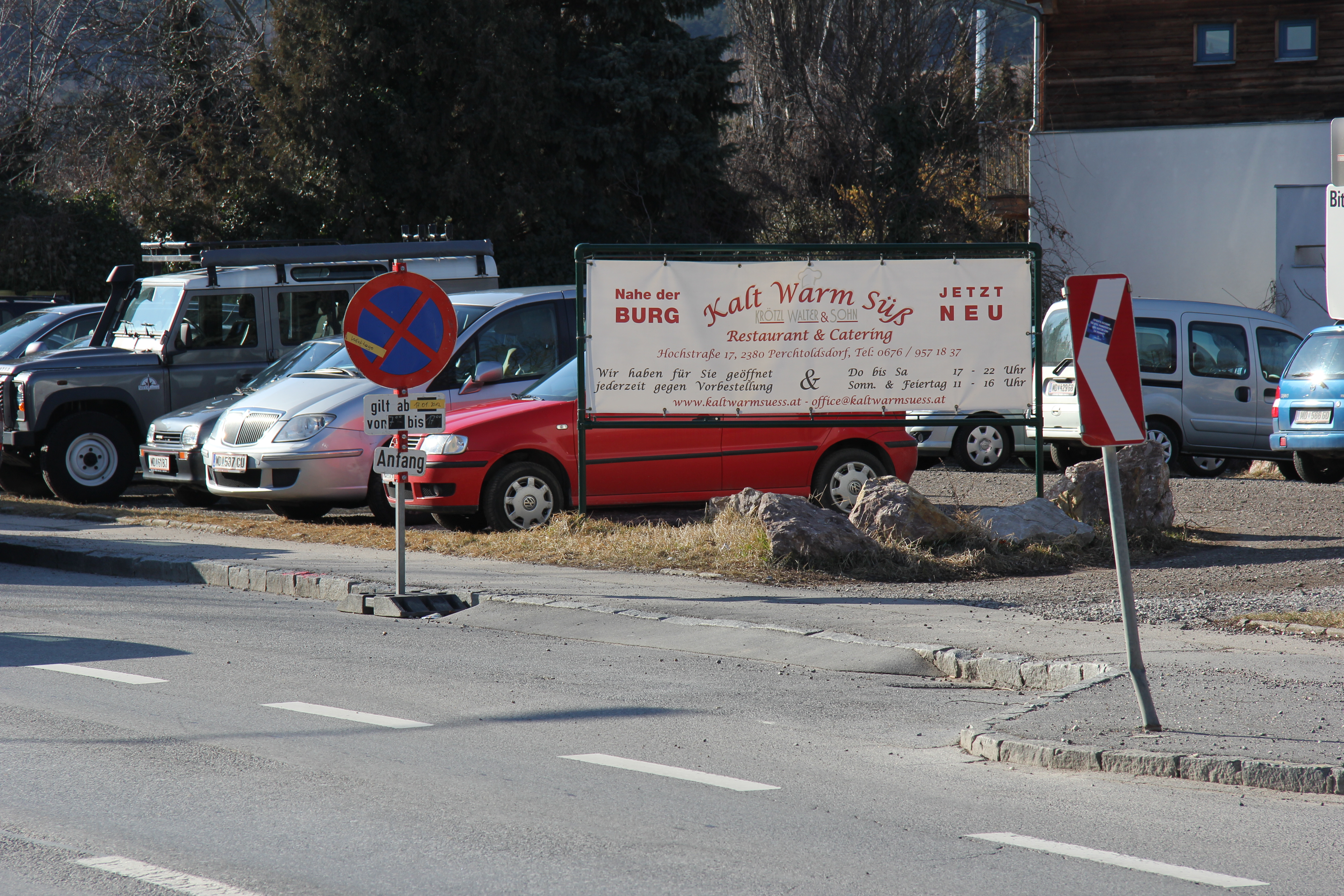 aufgespannter Werbebanner an einer Parkplatz-Einfahrt
