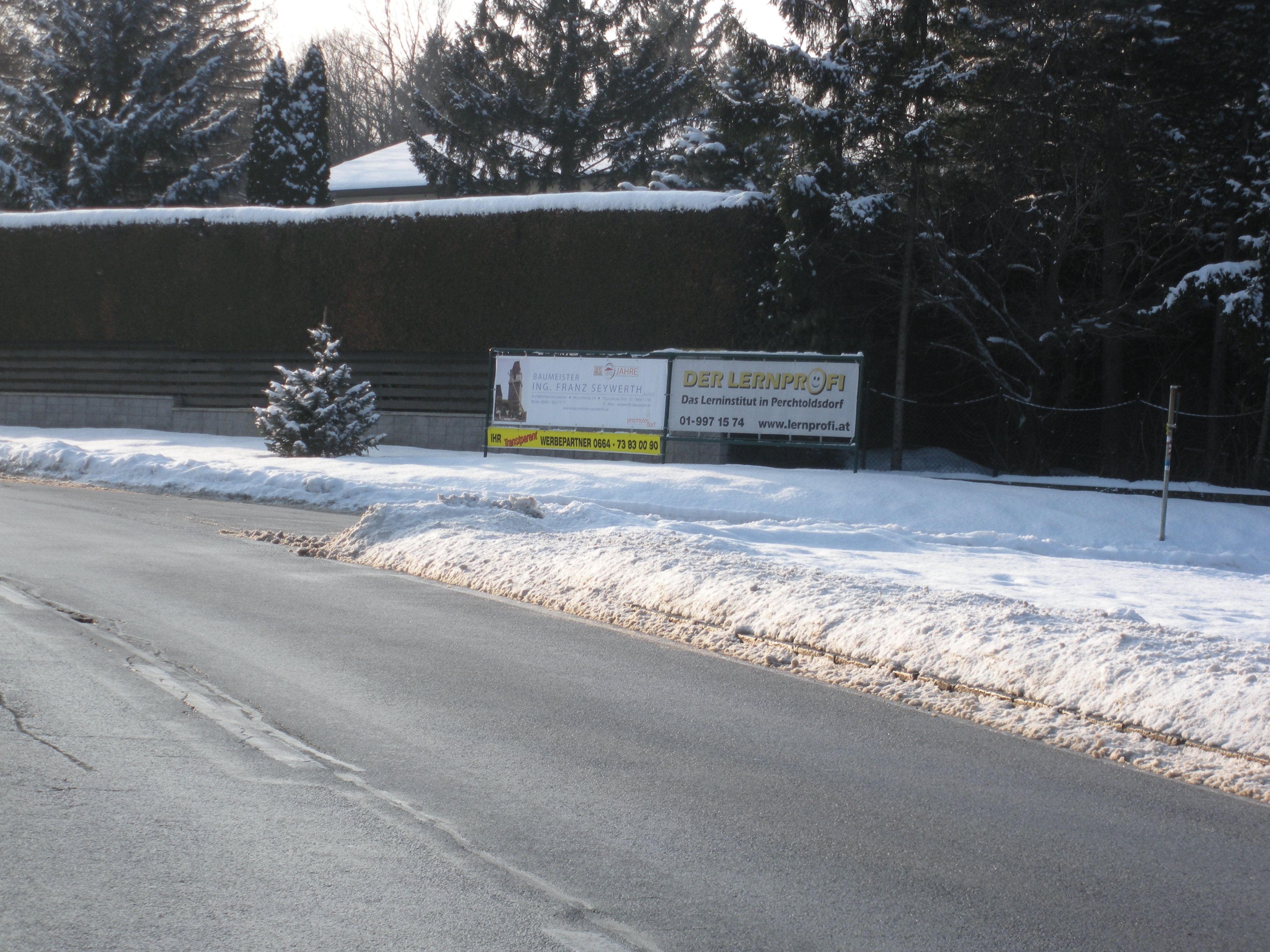 aufgespannte Werbebanner an einer Straße mit Schnee